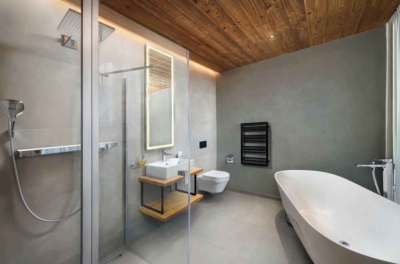 Un baño moderno con ducha envuelta en vidrio, bañera independiente y zona de lavamanos minimalista.