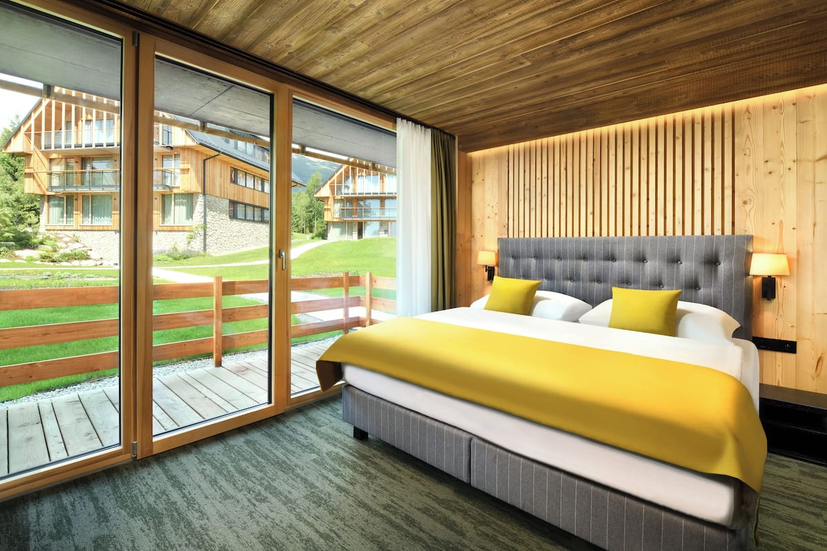 3 bedrooms, memory-foam beds, minibar, in-room safe