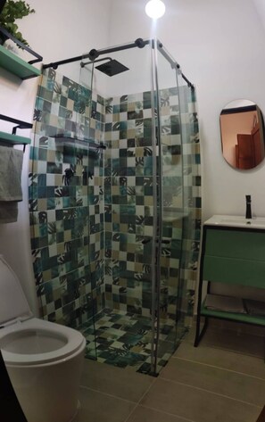 Hårtørrer, håndklæder, Sæbe, Toiletpapir