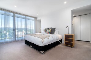 3 slaapkamers, een bureau, een strijkplank/strijkijzer, wifi