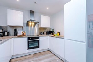 Een koelkast, een microgolfoven, een oven, een kookplaat