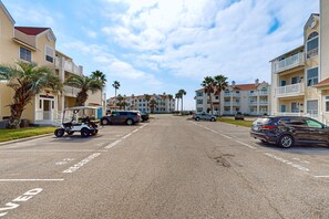 Exterior - Cozy condo with kitchen, living room, WIFI & balcony, near the beach (Corpus Christi)