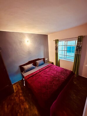 1 slaapkamer, een bureau, een laptopwerkplek, beddengoed