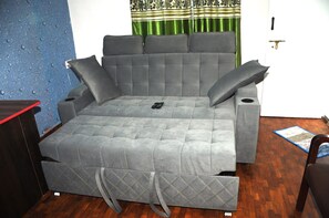 Een 32-inch flatscreentelevisie met kabelzenders