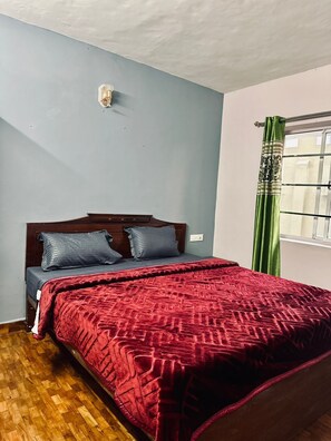 1 sovrum, skrivbord, arbetsyta för laptop och sängkläder