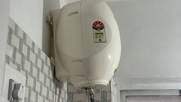 Suite, Non Smoking | Bathroom | Shower, free toiletries