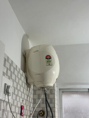 Suite, niet-roken | Badkamer | Een douche, gratis toiletartikelen