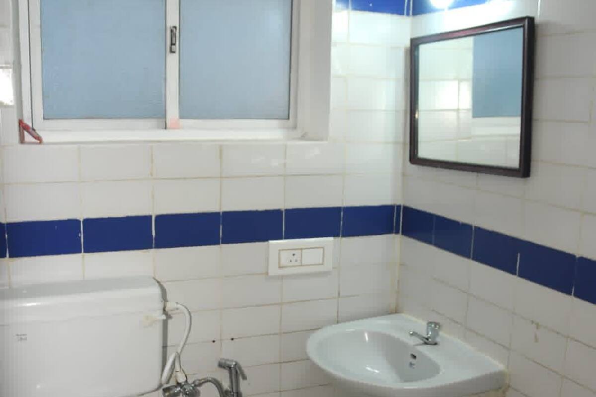 Suite, Non Smoking | Bathroom | Shower, free toiletries