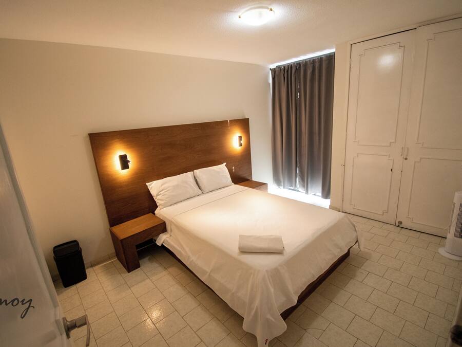 Escritorio, wifi gratis y ropa de cama