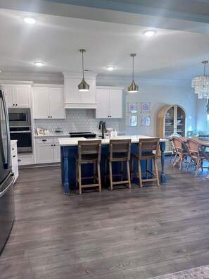 Private kitchen - Masters week ready! Twenty five minutes to Augusta National. (Evans)