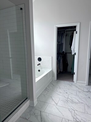 Haartrockner, Handtücher, Seife, Toilettenpapier