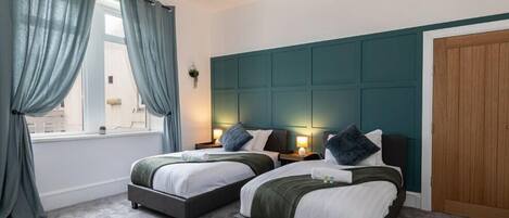 6 عدّة غرف نوم ومكواة/لوح كي وواي فاي وملاءات أسرّة