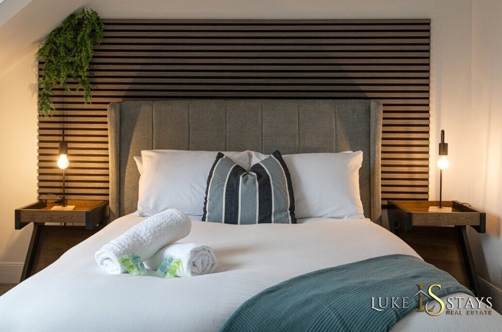 6 bedrooms, iron/ironing board, WiFi, bed sheets