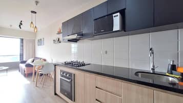 Een magnetron, een oven, een vaatwasser