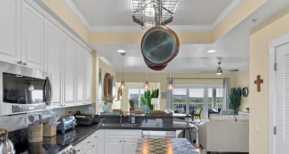 3-bedroom ocean view condo in delightful Key West with WiFi, AC