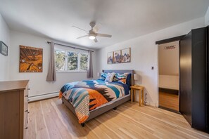 4 bedrooms, desk, iron/ironing board, travel crib - lux Mountain View escape  near Denver Red Rocks ski resort HOT TUB game room fun (Pine)