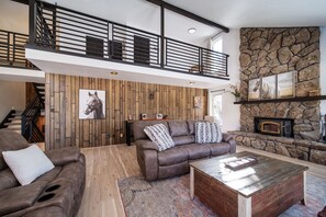 Smart TV, fireplace, video games, table tennis - lux Mountain View escape  near Denver Red Rocks ski resort HOT TUB game room fun (Pine)