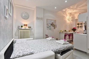 1 bedroom, iron/ironing board, travel crib, free WiFi - The Orchid (Torino)