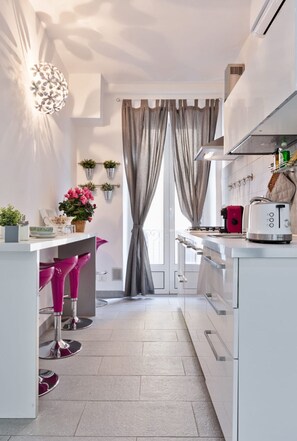 Fridge, microwave, stovetop, coffee/tea maker - The Orchid (Torino)
