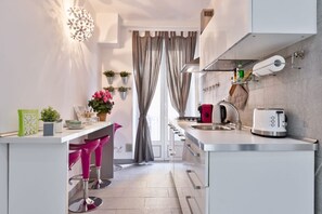 Fridge, microwave, stovetop, coffee/tea maker - The Orchid (Torino)