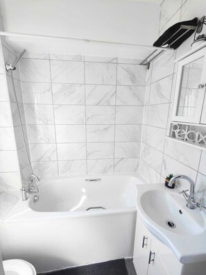 Haartrockner, Handtücher, Seife, Toilettenpapier
