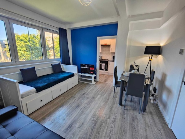 1 habitación, tabla de planchar con plancha, wifi y ropa de cama 