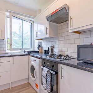 Private kitchen - Bright 1 bed apartment 5 minutes to London Bridge (London)