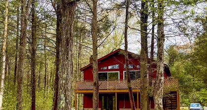 Spacious lakefront home w/private hot tub, pool table, patio, fire pit & grill