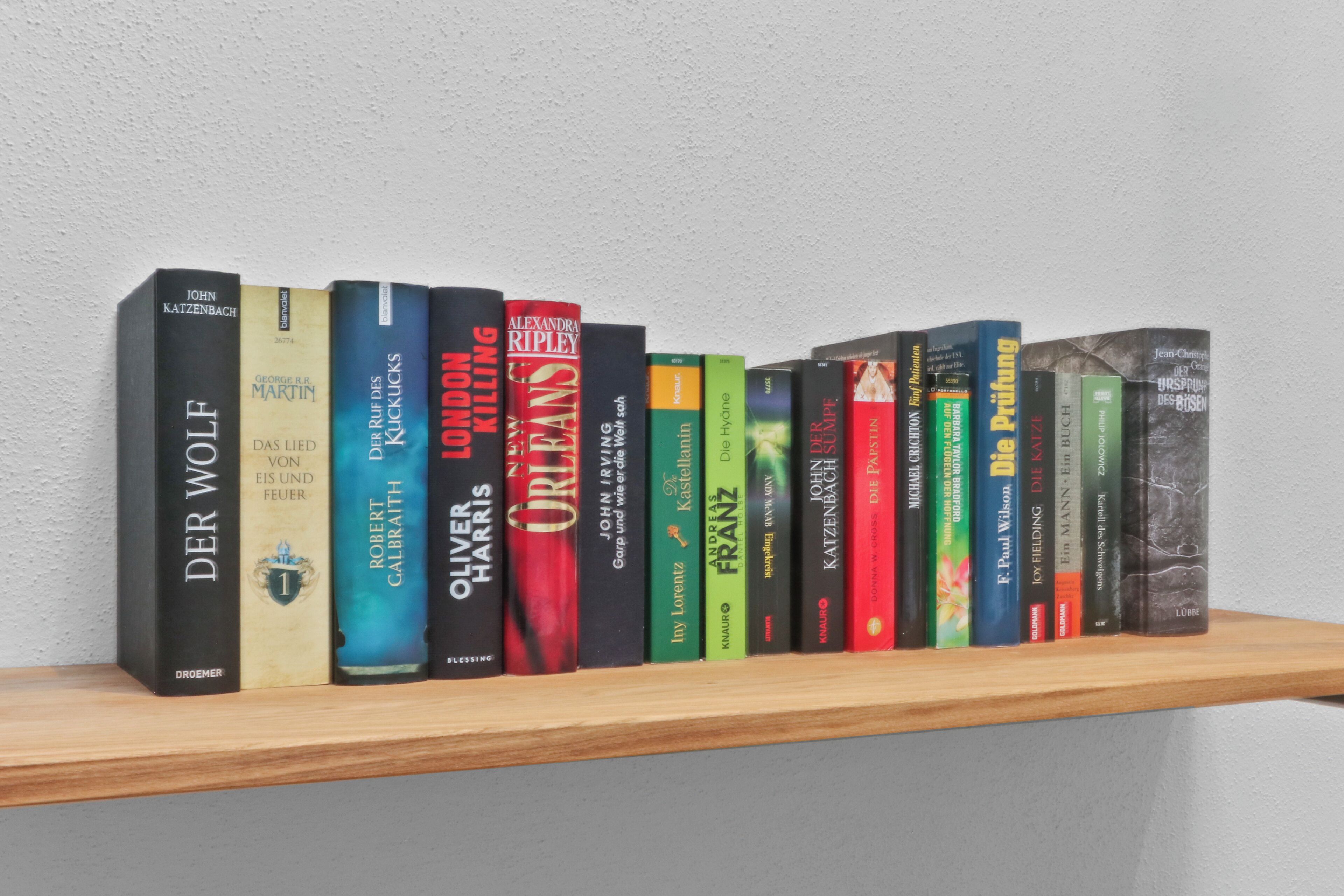 Ein Bücherregal mit einer Sammlung gebundener Bücher.