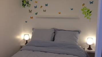 1 slaapkamer, een strijkplank/strijkijzer, gratis wifi, beddengoed