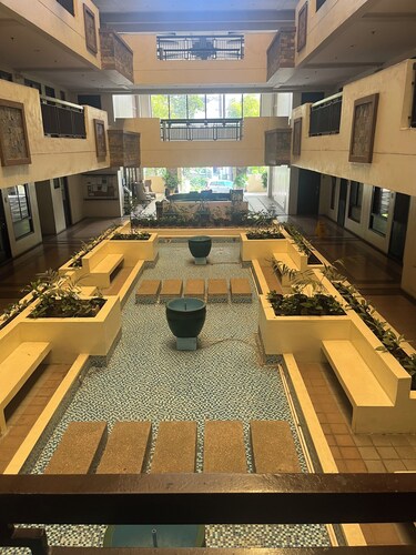 Chic 2-bedroom condo with WiFi, fitness room and Pool in vibrant Quezon City