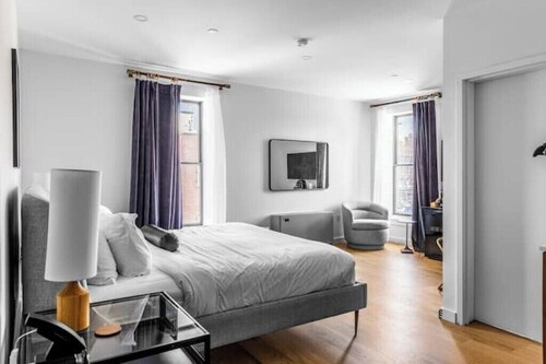 xDTWN Bangor King Bed Canal View