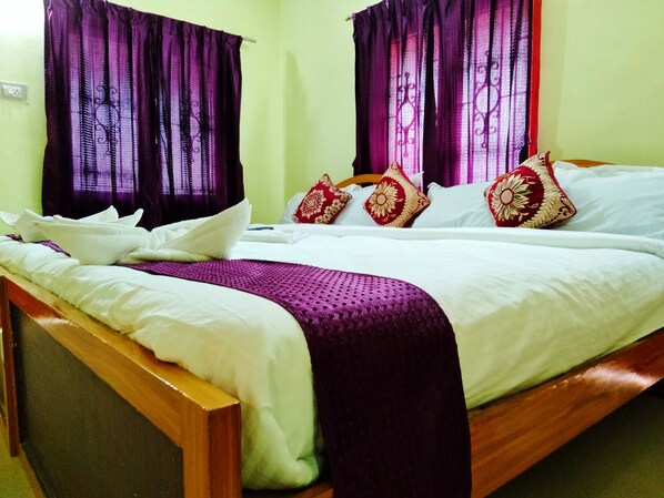 Deluxe Double Room, City View | Desk, free WiFi, bed sheets
