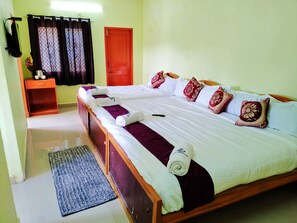 Desk, free WiFi, bed sheets - British Cliff Club Hotel Kodaikanal (Kodaikanal)