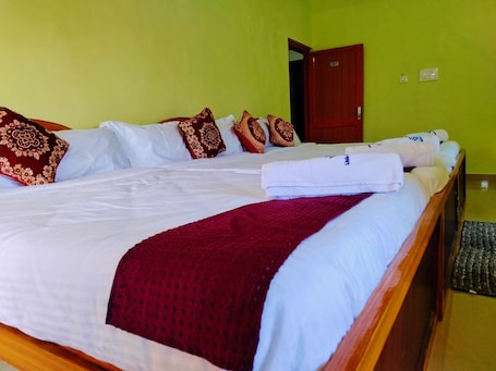 Escritorio, wifi gratis y ropa de cama