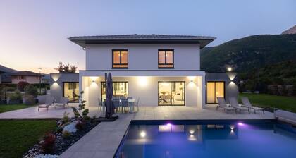 A haven of peace between lake and mountains