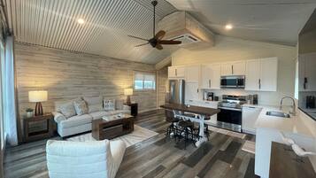 Smart TV, videojuegos, futbolito y tenis de mesa