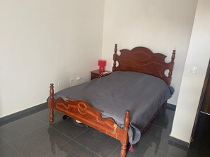 3 bedrooms, iron/ironing board, bed sheets