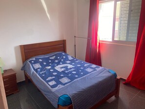 3 chambres, fer et planche à repasser, literie fournie