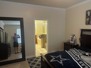 3 室のベッドルーム、デスク、アイロン / アイロン台、WiFi (無料)