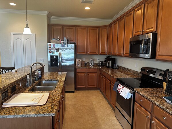 冷蔵庫、電子レンジ、オーブン、コンロ