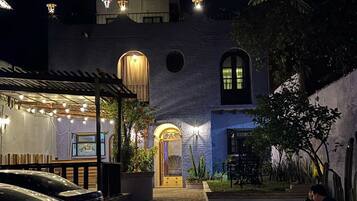 Vista frontal de la propiedad