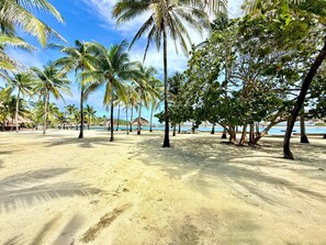 Beach - Condo 1C @ Parrot Tree Plantation (José Santos Guardiola)