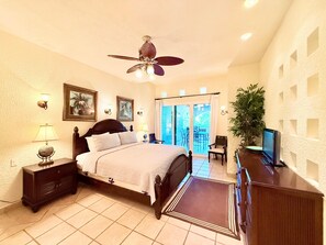 4 bedrooms, iron/ironing board, WiFi, bed sheets - Condo 1C @ Parrot Tree Plantation (José Santos Guardiola)