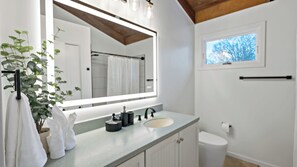Dusj, hårføner, håndklær og såpe