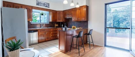 Fridge, oven, coffee/tea maker, electric kettle
