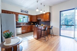 Kühlschrank, Ofen, Wasserkocher mit Kaffee-/Teezubehör, Wasserkocher