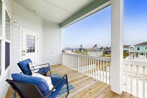 Terrace/patio - Stunning beach house with balcony and fenced in private pool - steps to sand (Rockport)