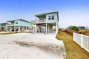 Property grounds - Stunning beach house with balcony and fenced in private pool - steps to sand (Rockport)