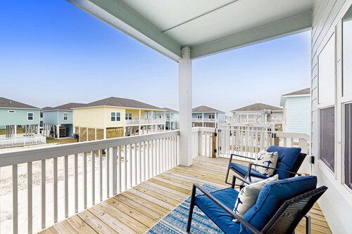 Stunning beach house with balcony and fenced in private pool - steps to sand